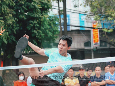 平板屏幕显示火博体育主界面，顶部导航菜单清晰可见